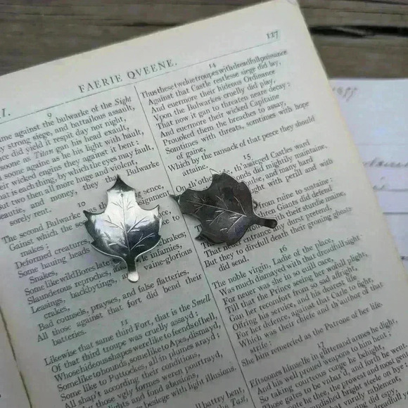 Vintage silver leaf bergerie clip on earrings - Picture 5 of 9